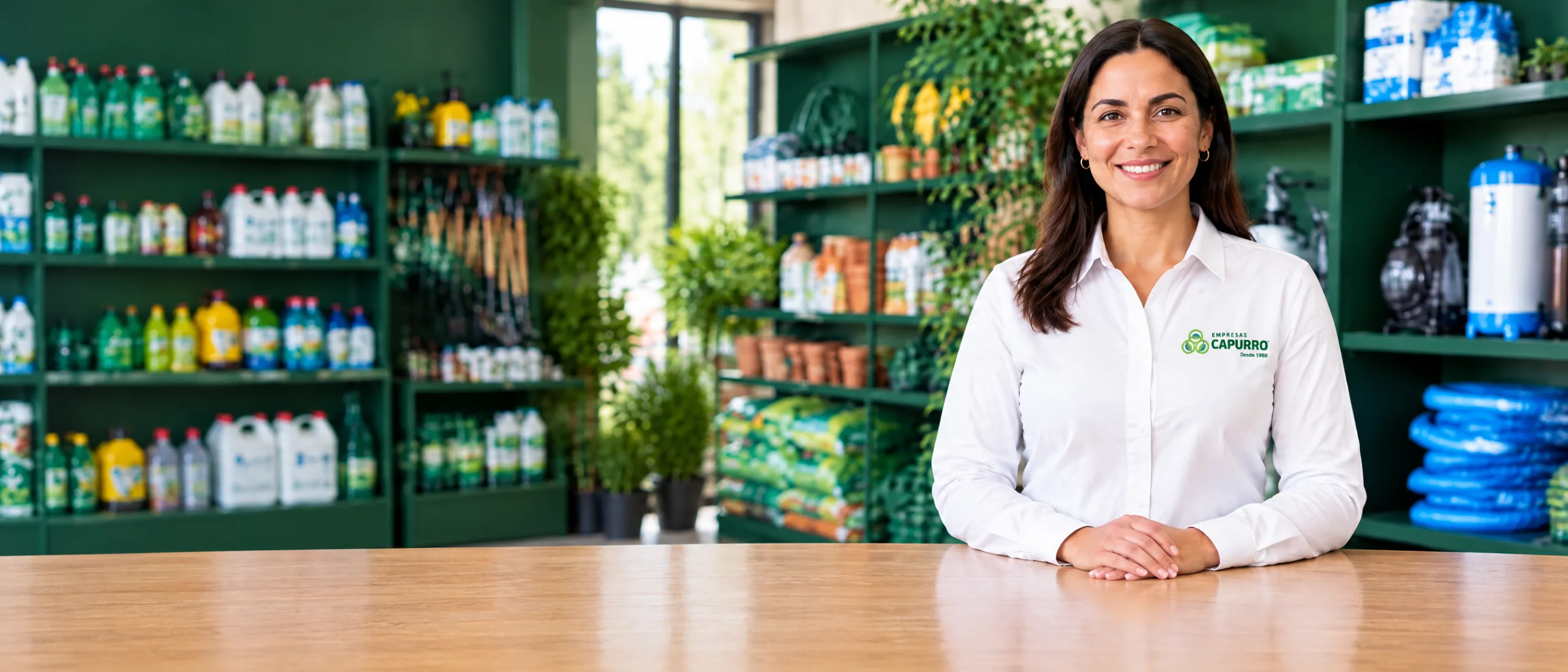 Ejecutiva comercial de Empresas Capurro en tienda con productos ENVU, Guarany, Control Up y Colly