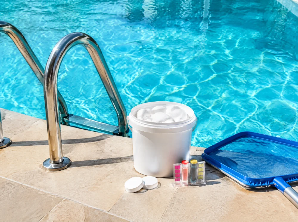 Piscina con insumos de mantención