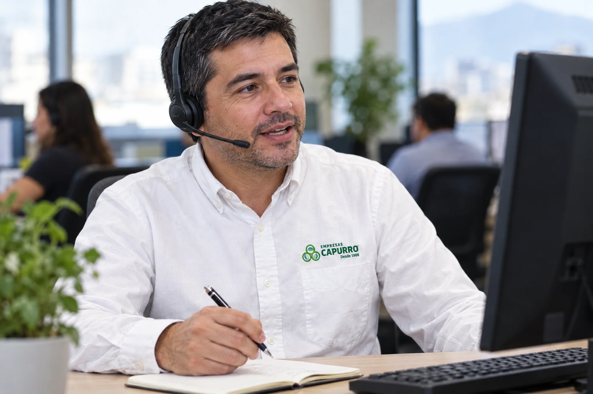 Ejecutivo de la mesa central de Empresas Capurro atendiendo a un cliente por teléfono